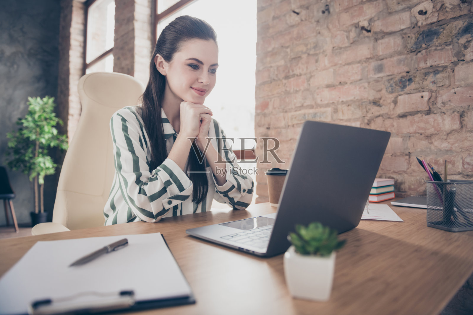 专注自信聪明的公司老板smm专家女孩工作笔记本电脑阅读同事开始发展目标介绍坐办公桌穿条纹衬衫在工作的工作站照片摄影图片