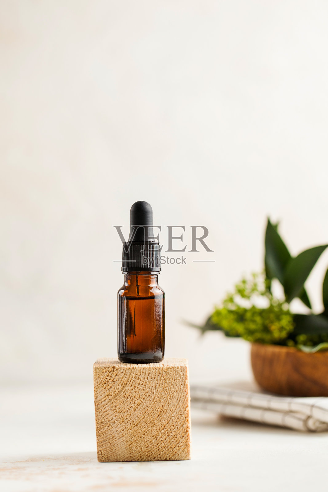 在明亮的背景上使用精华油,有文字输入的地方。皮肤护理。照片摄影图片