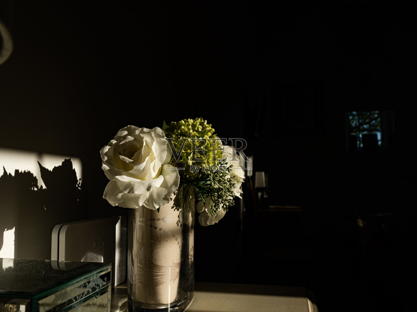 卧室柜上的花照片摄影图片