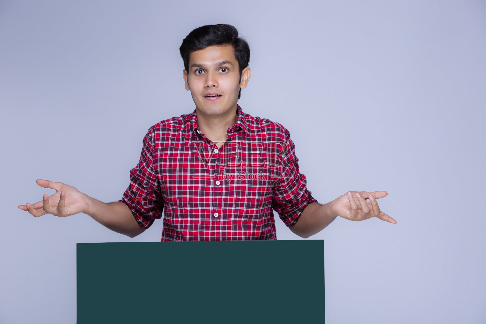 快乐的年轻人拿着一张白色广告牌库存照片照片摄影图片