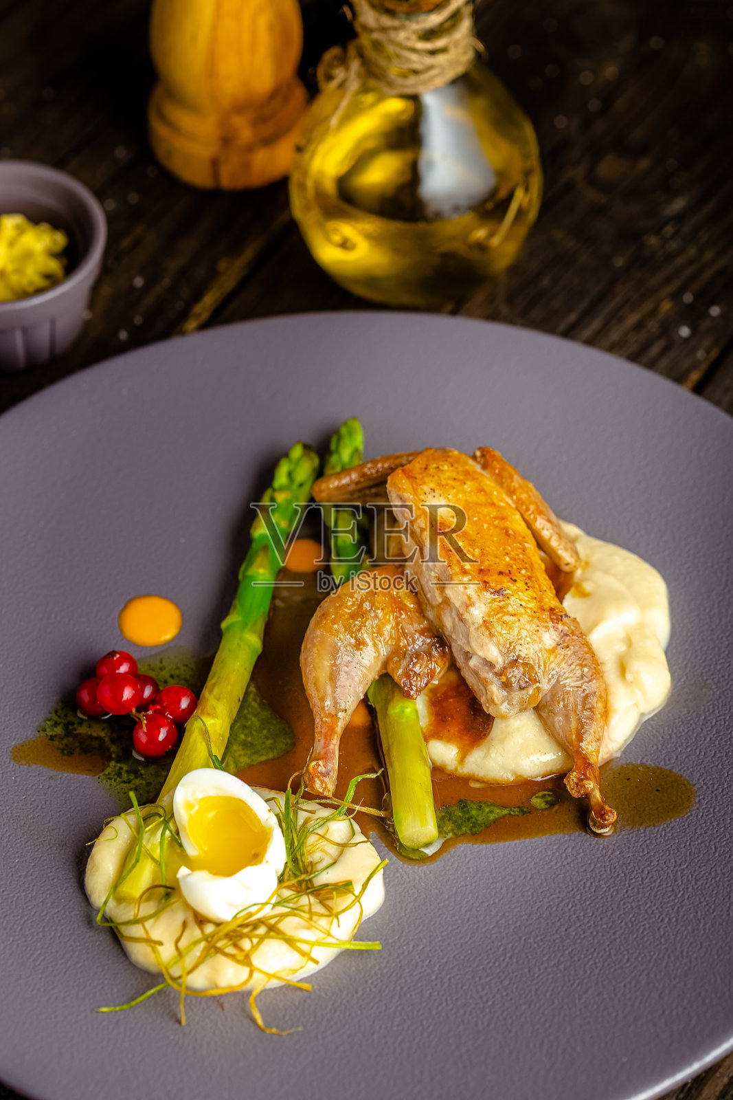 木制的乡村背景,顶部和侧面,在一个圆盘子上,炸整只烤鸡,芦笋,土豆泥,鸡蛋,蔬菜和绿色蔬菜照片摄影图片