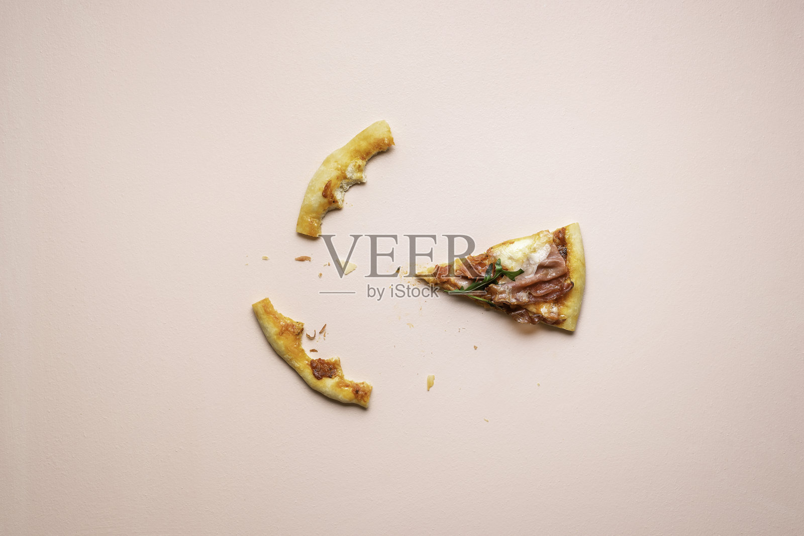 火腿披萨,最后一块,还有残羹剩饭。意大利火腿披萨片照片摄影图片