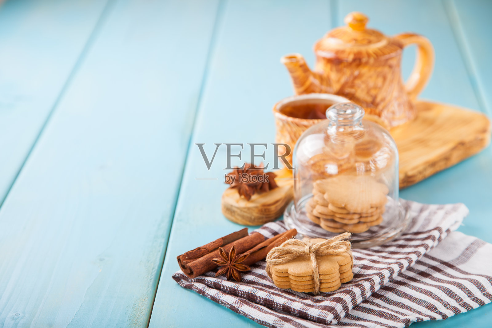 桌上放着肉桂饼干和茶水,有选择性地聚焦,复制空间照片摄影图片