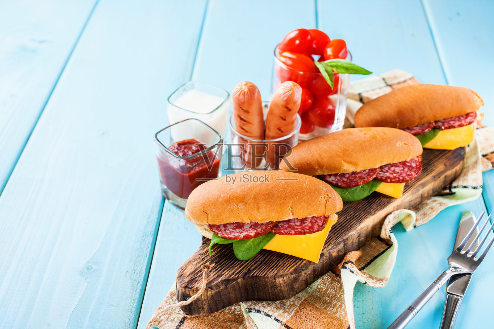 早餐-三明治,香肠和西红柿在桌子上,选择性地集中,复制空间照片摄影图片