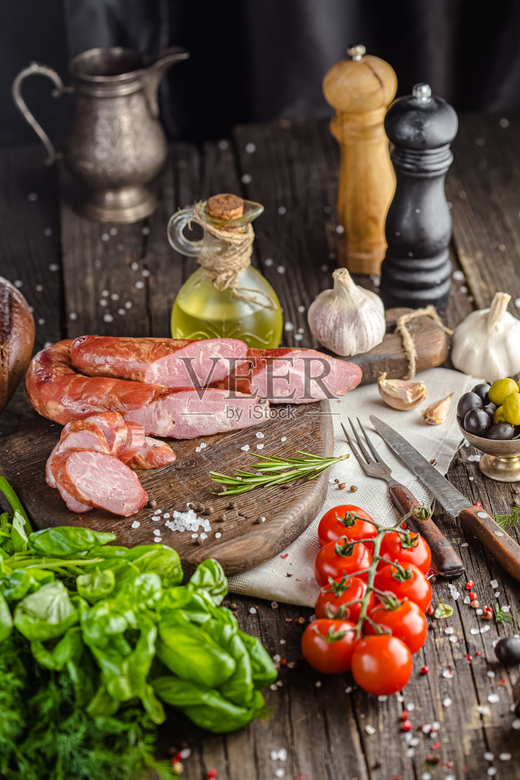 乡村的木制背景,在砧板上,香肠和熏肉片,从上面和侧面拍摄,烤熏照片摄影图片