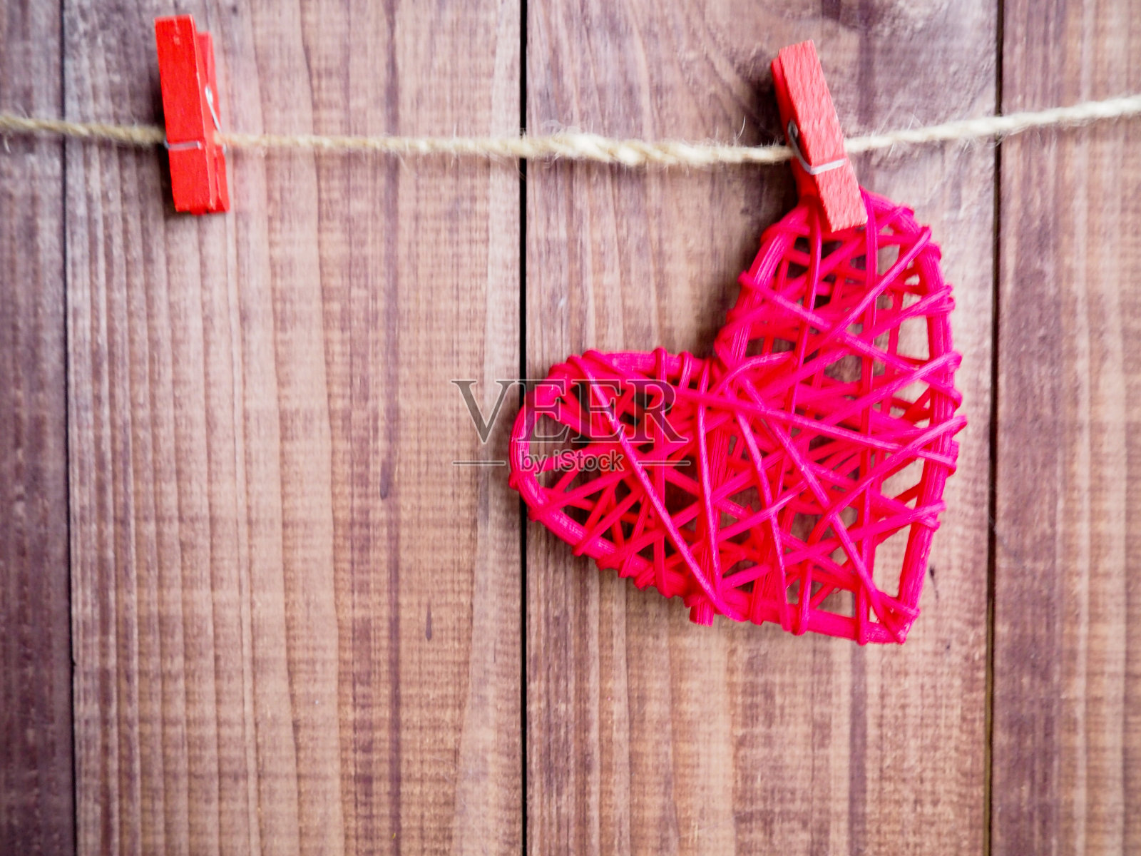 木制背景上的红心。情人节贺卡。顶部视图与复制空间。复古的心。照片摄影图片