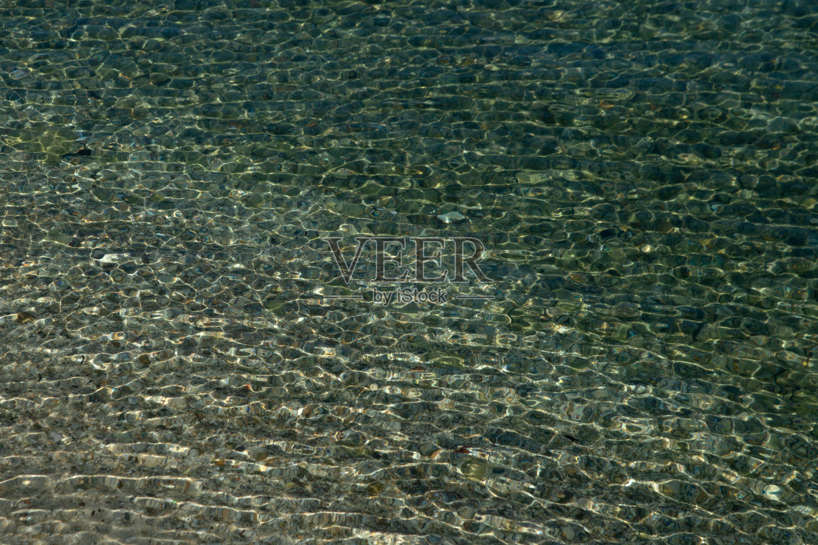 背景俯视图,清澈的蓝色大海。水是水晶清澈的,因为阳光照耀。照片摄影图片