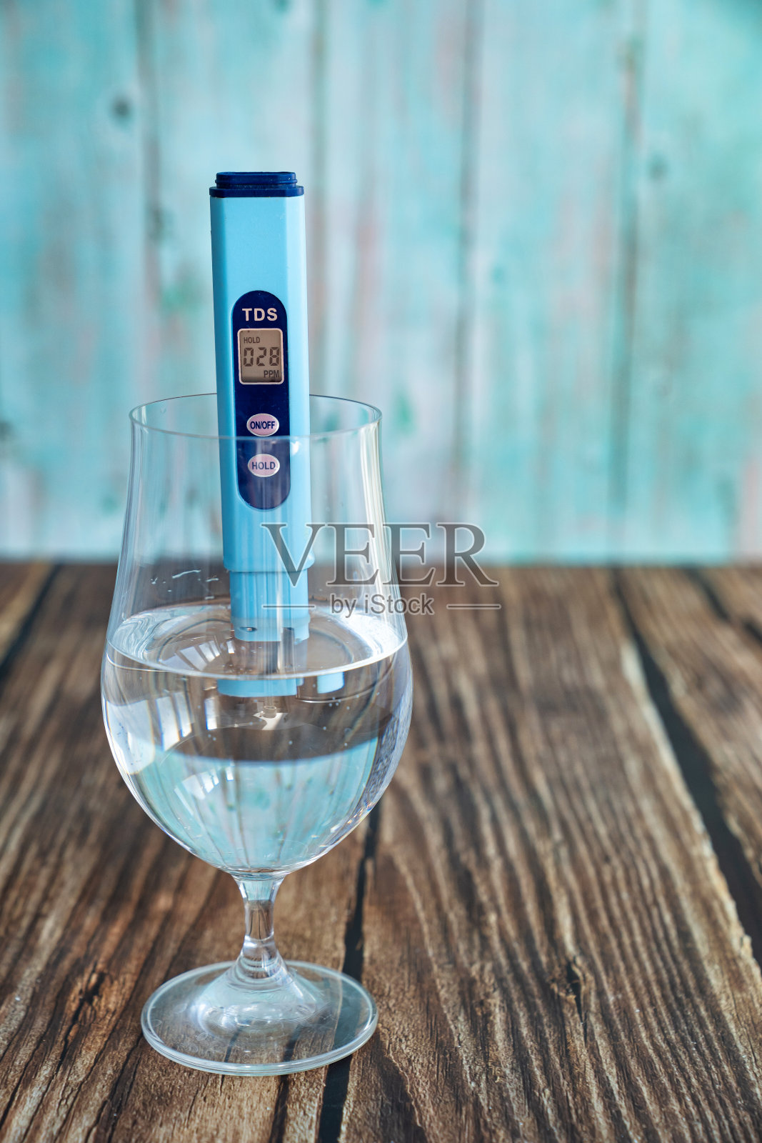 TDS计在玻璃,以确定水质。照片摄影图片