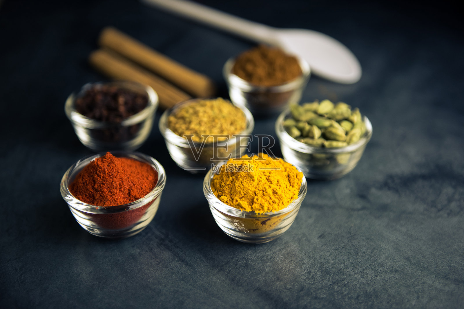 厨房桌上有各种香料和香草照片摄影图片