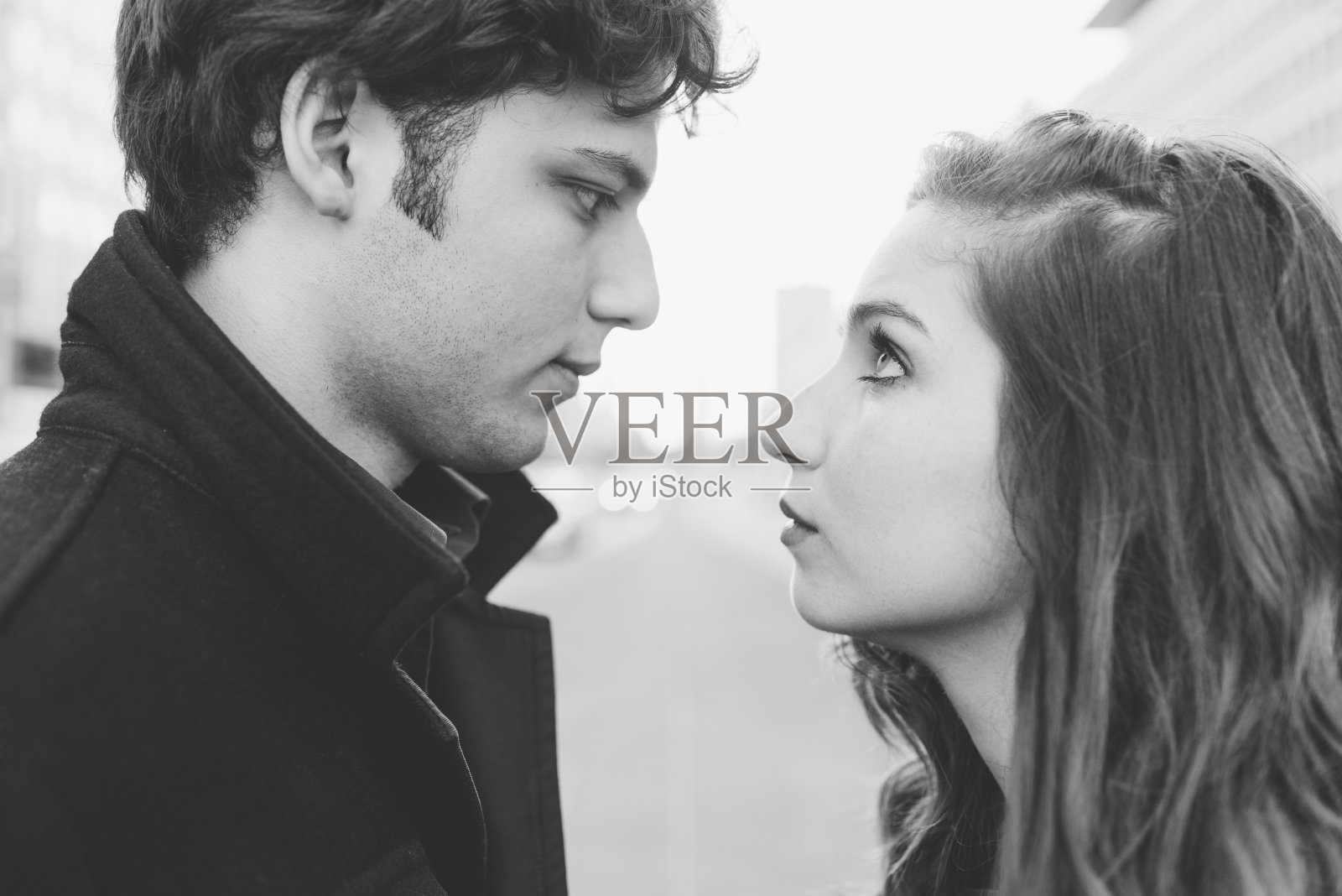 年轻美丽的情侣在户外的城市看眼睛照片摄影图片