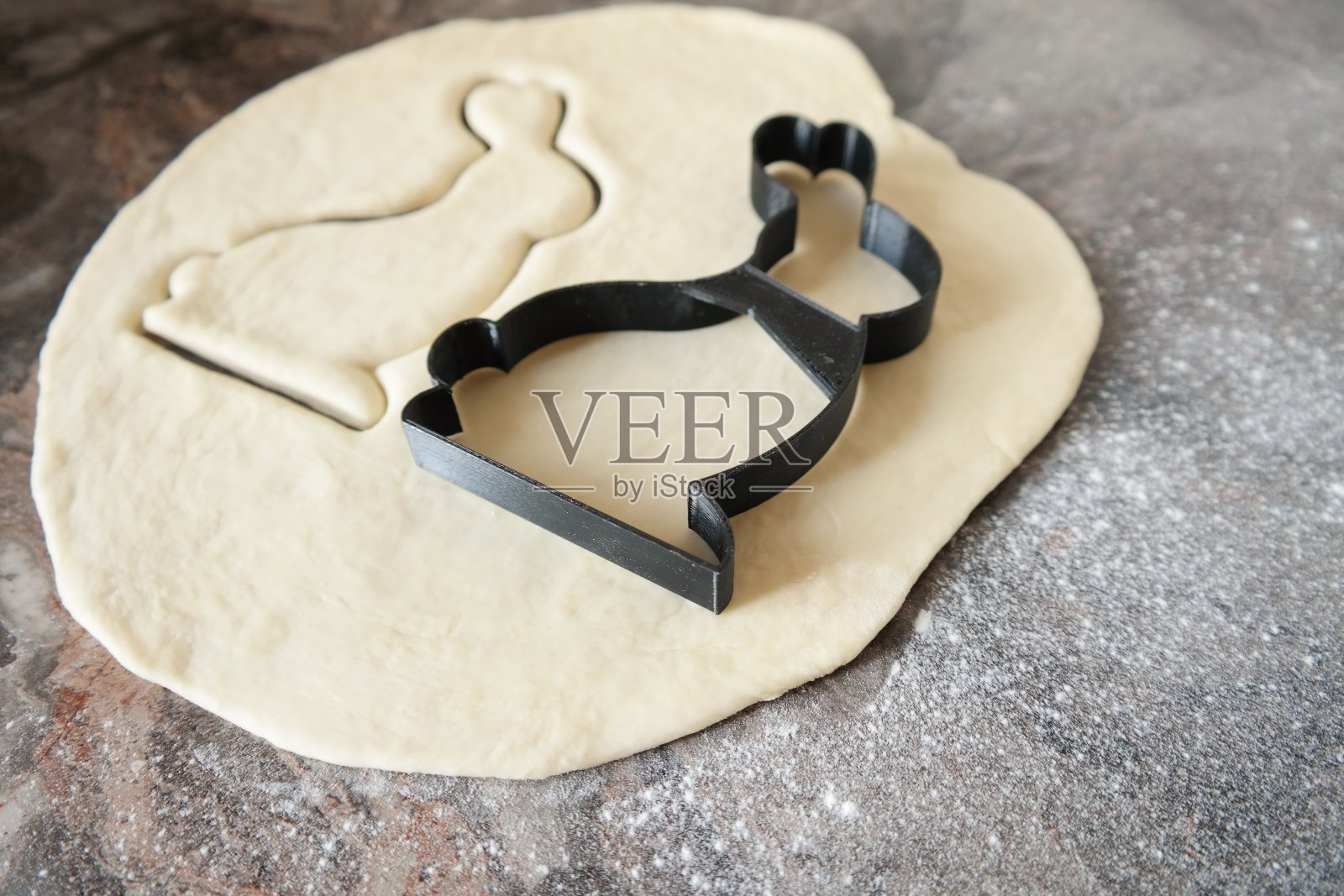 把饼干剪成复活节兔子的形状照片摄影图片