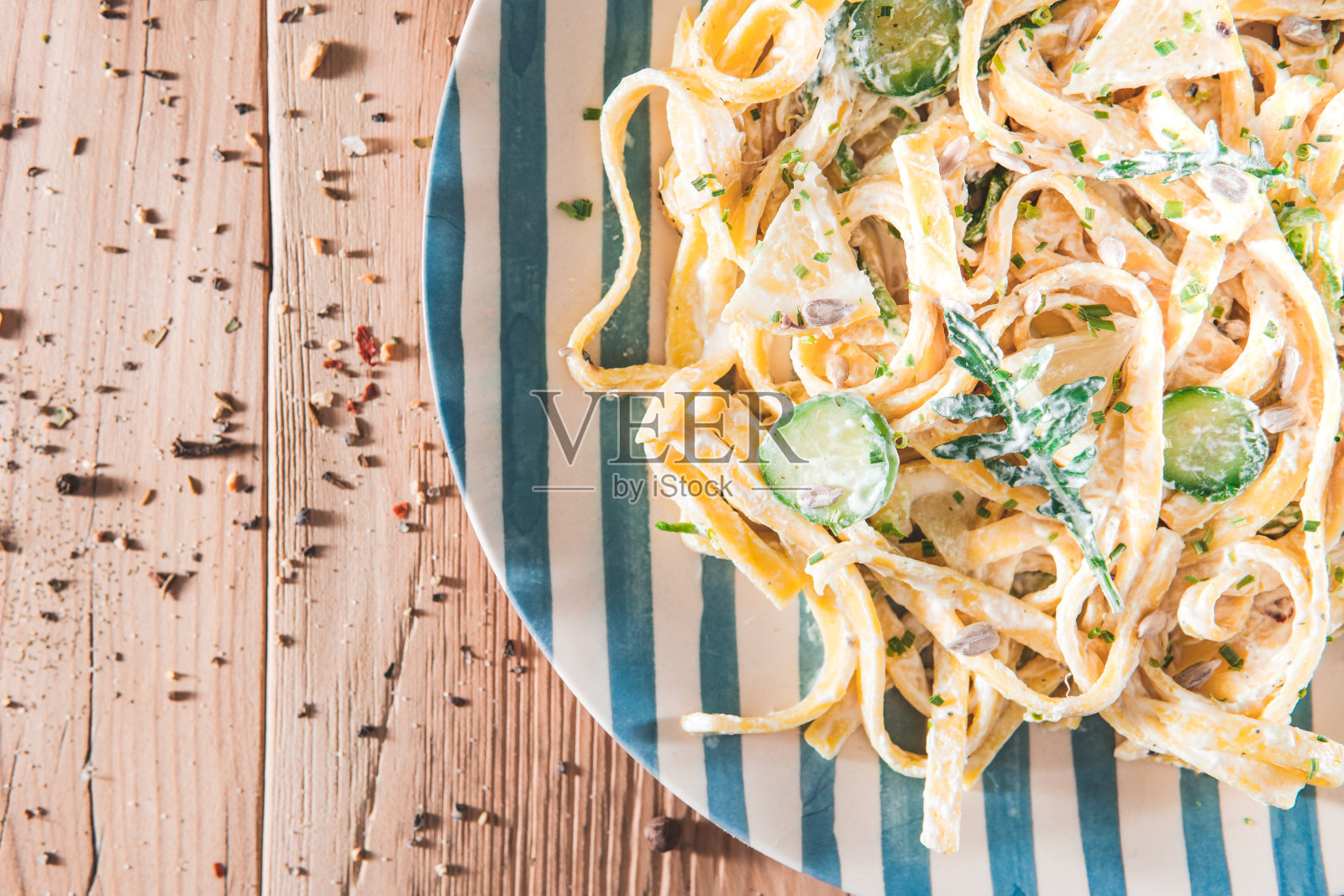 在木板上放有酸奶油和香草的意大利面照片摄影图片