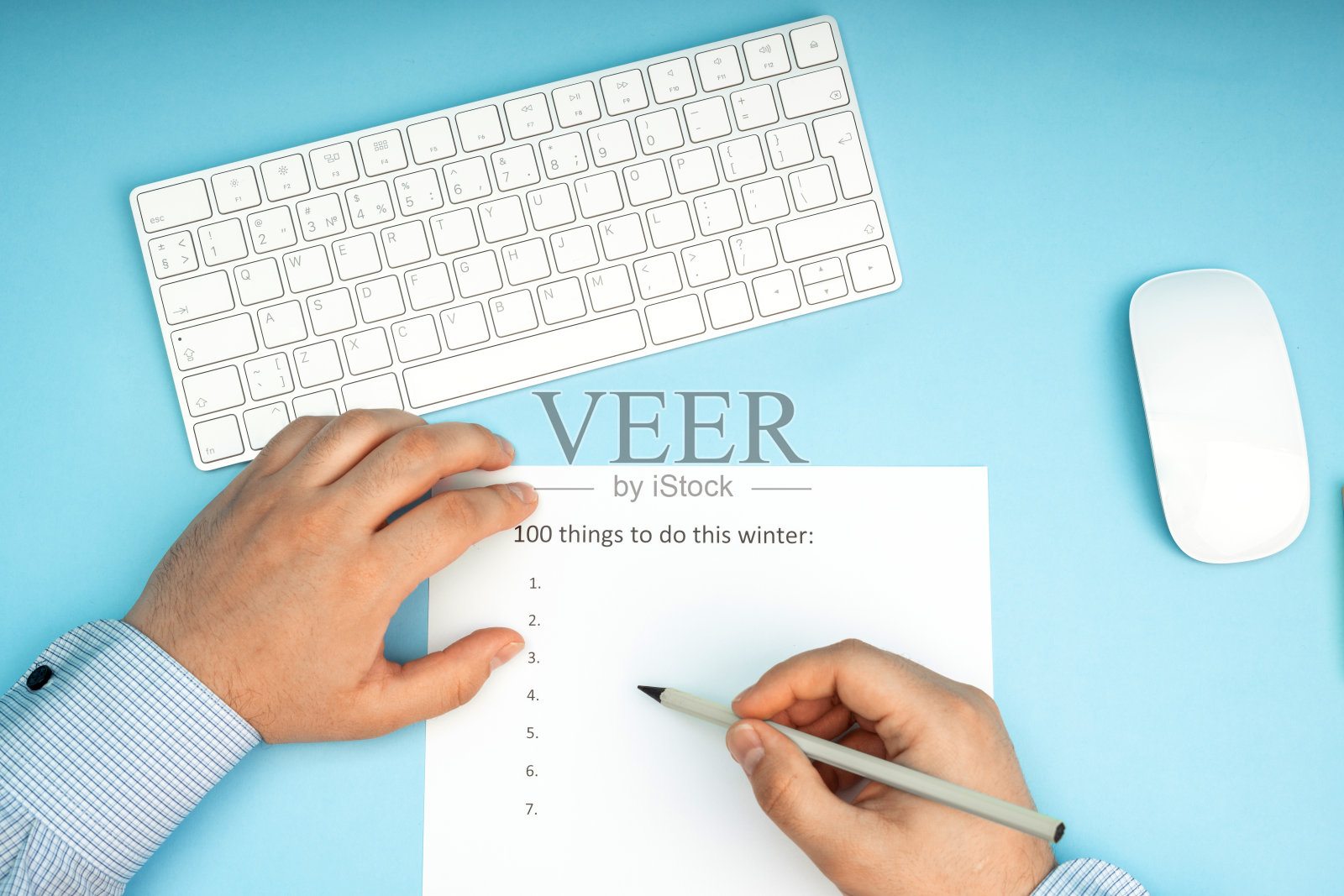 白色键盘和鼠标。手在框架和铭文100件事要做。远程工作,自我隔离,在家工作,隔离。照片摄影图片