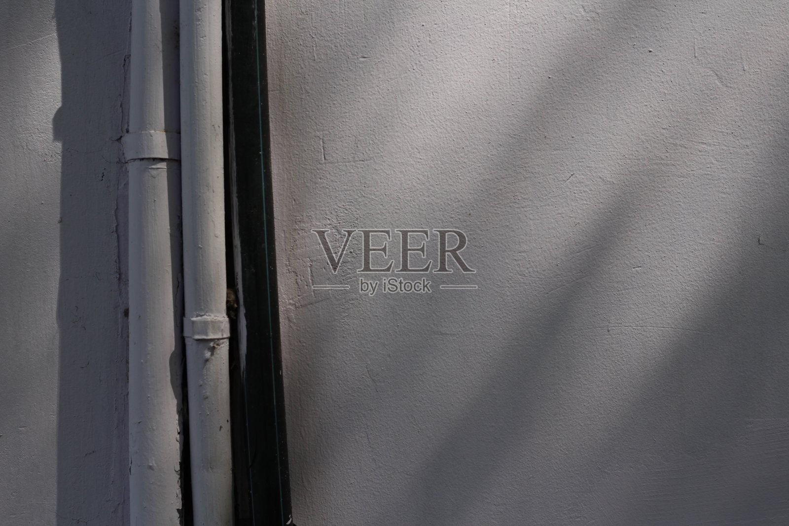 灰泥墙白色和灰色的管子照片摄影图片