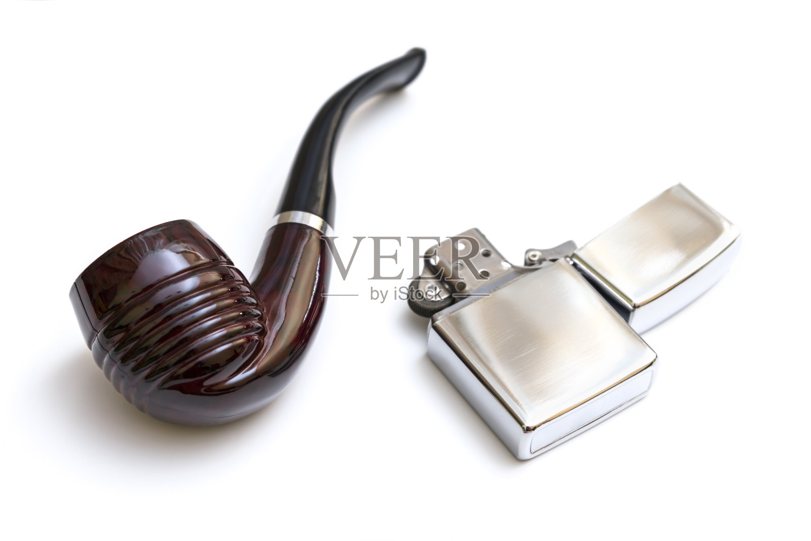 白色背景上的烟斗和银色打火机照片摄影图片