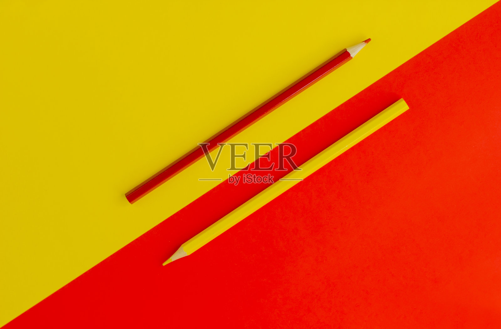 两支铅笔在彩色背景上。照片摄影图片