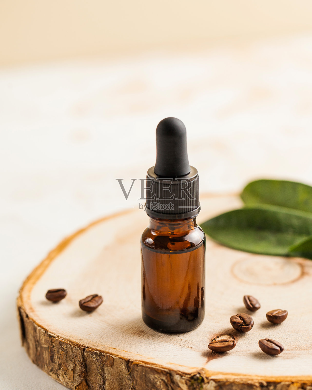 皮肤护理。脸部和身体特写的保湿精华或油,旁边的一个木架上的咖啡豆。照片摄影图片