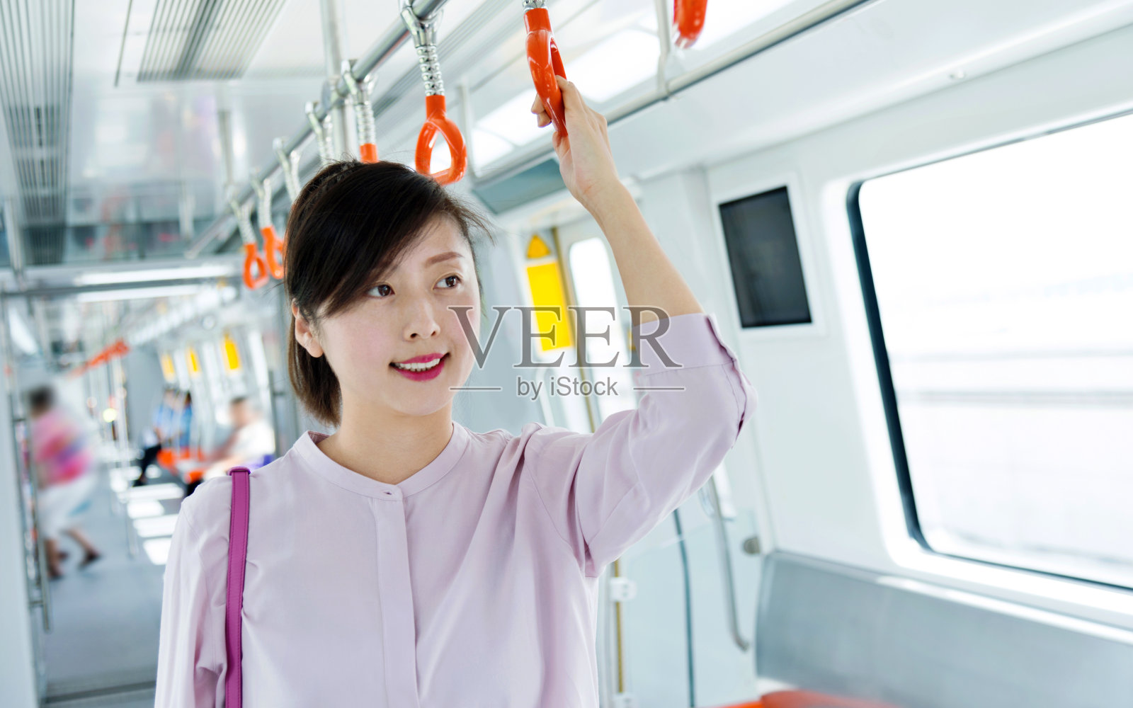 站在地铁里的女人照片摄影图片