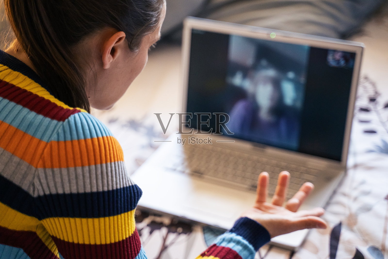 COVID-19隔离。家人朋友在网上通过视频电话聚在一起。在线视频会议。呆在家里玩得开心。照片摄影图片