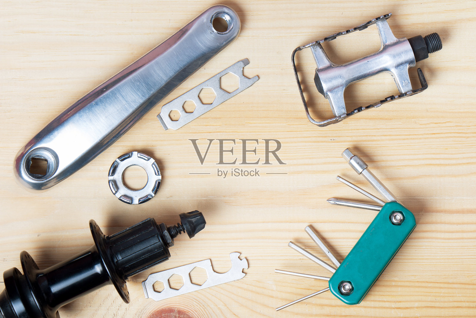 山地车配件的配件。俯视图上的一个木制背景。照片摄影图片