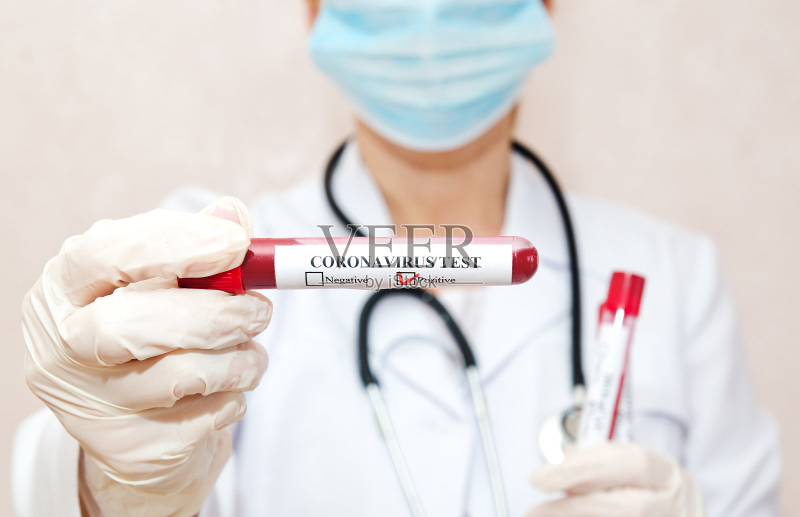 护士拿着带血试管进行新型冠状病毒分析照片摄影图片