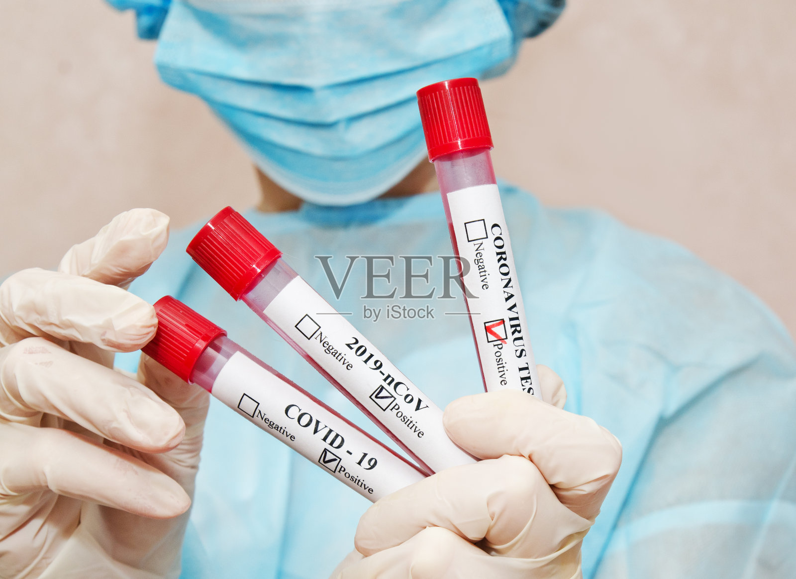 护士拿着带血试管进行新型冠状病毒分析照片摄影图片