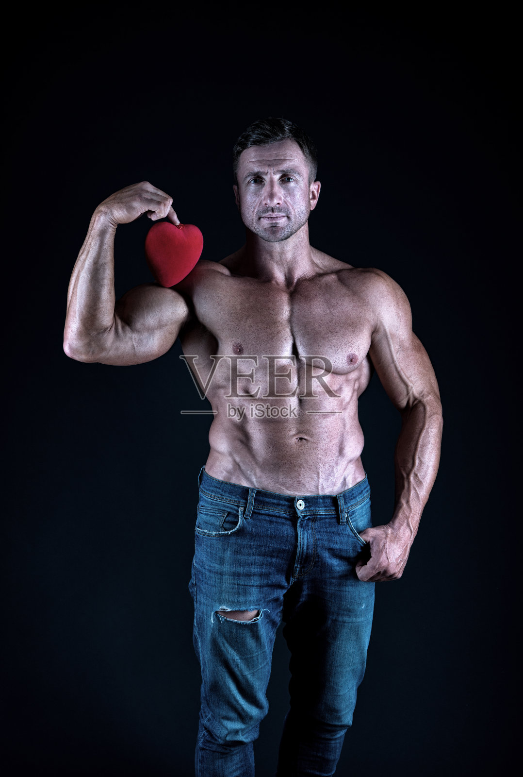 在情人节保持心脏健康,强壮的运动员拿着情人节爱心,情人节锻炼,训练中的丘比特,健身房爱好者,爱情象征,2月14日,祝你有个衷心的情人节照片摄影图片