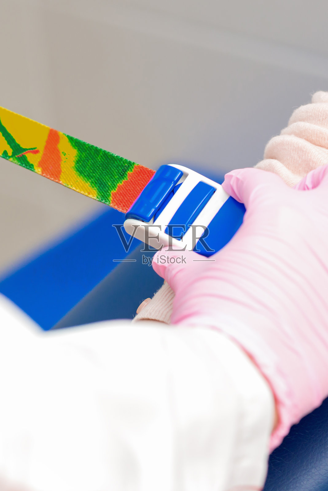 拧紧手臂上的安全带。照片摄影图片