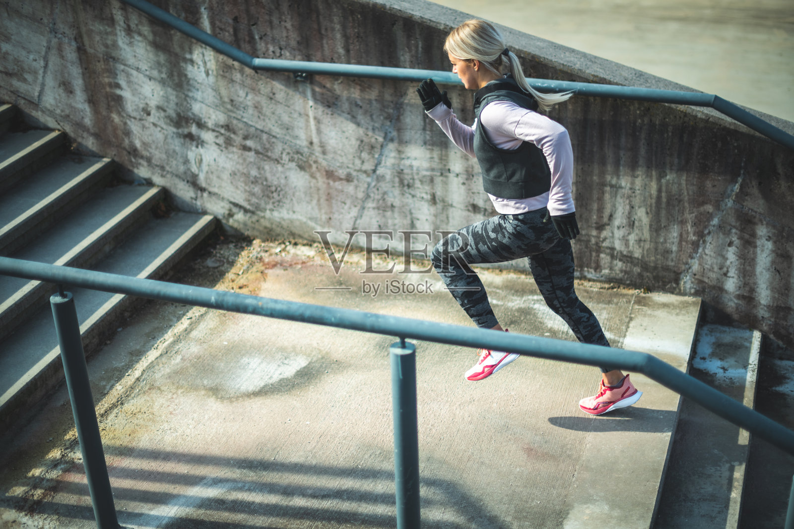 跑上楼梯照片摄影图片