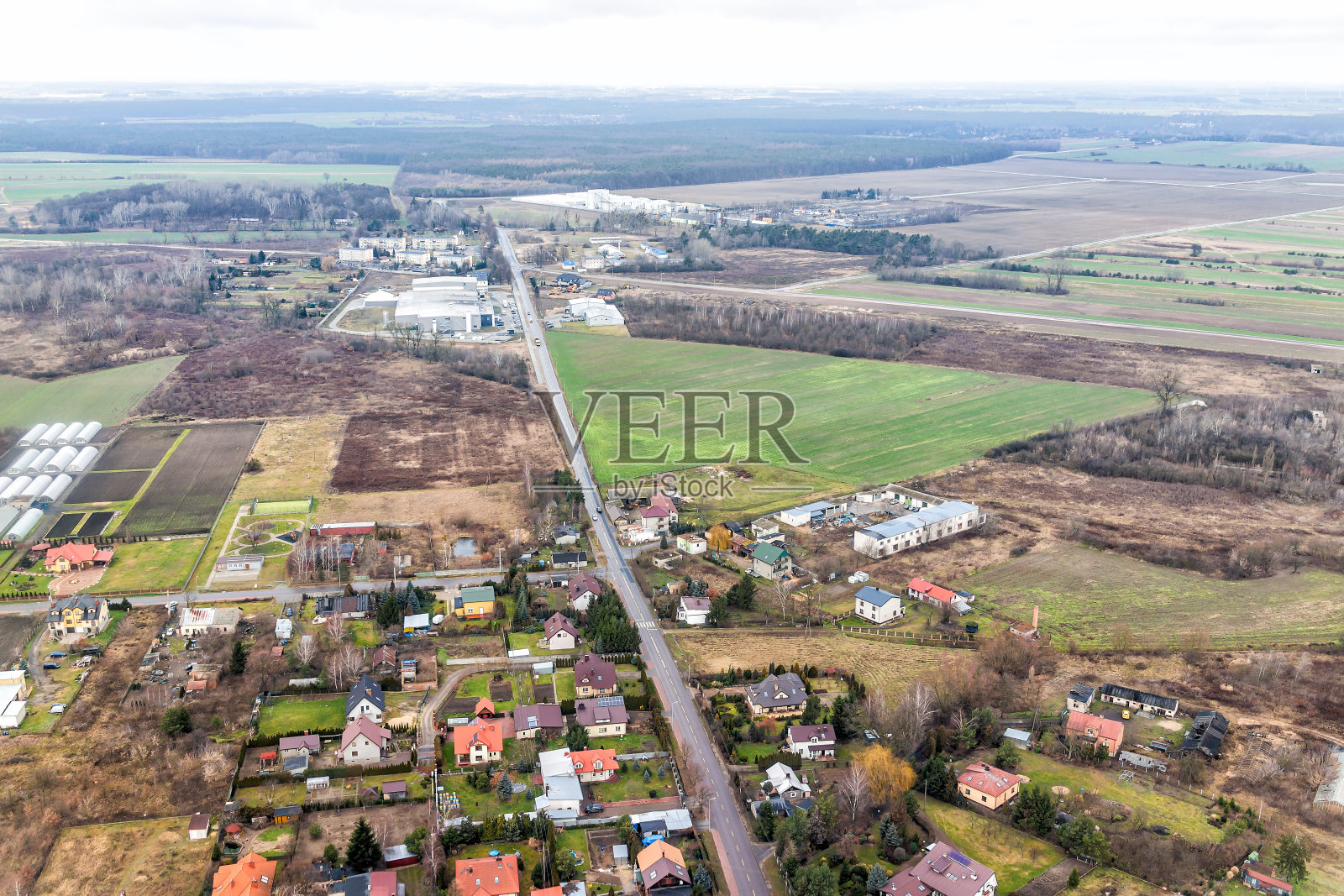 从机场附近的窗口俯瞰波兰的Dwor,这里有华沙附近的乡村小镇村庄和农田照片摄影图片