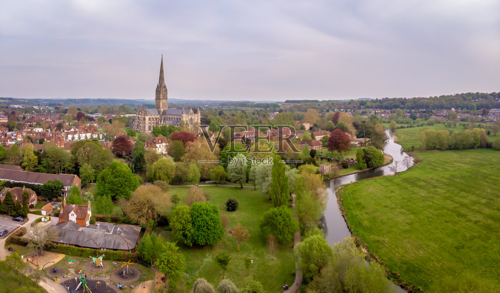 春天鸟瞰索尔兹伯里大教堂照片摄影图片