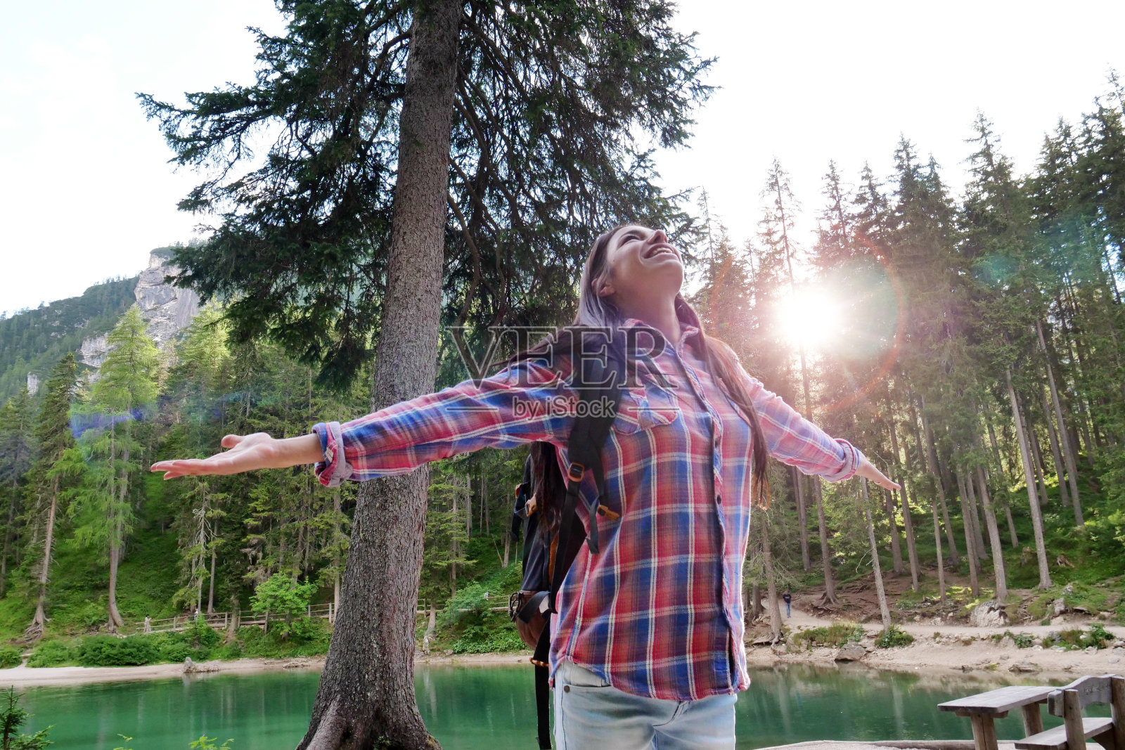 一个美丽的女人徒步旅行,探索她周围的自然照片摄影图片