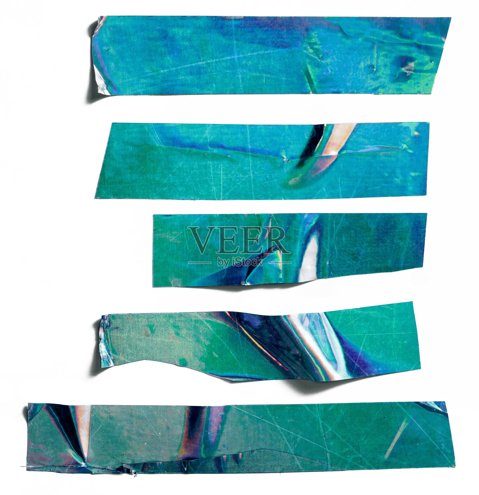 闪亮的皱巴巴的贴纸。很酷的金属全息胶带形状孤立在白色背景上。照片摄影图片