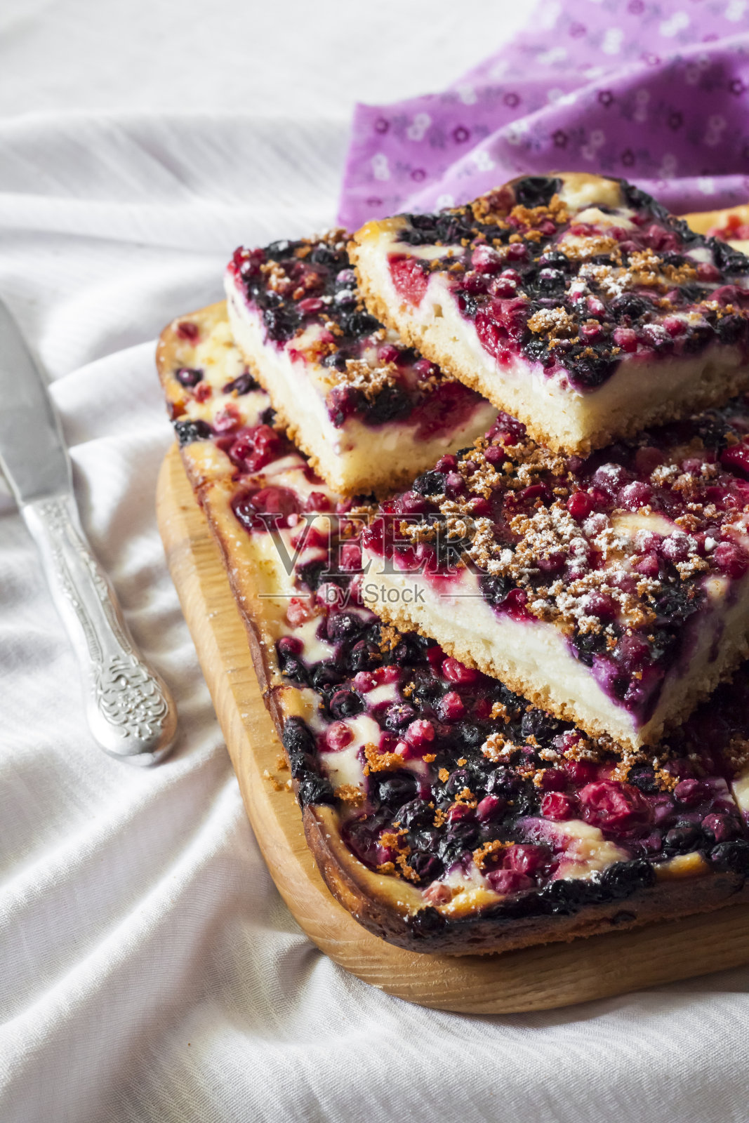 特写:草莓派和农舍奶酪切成方形照片摄影图片