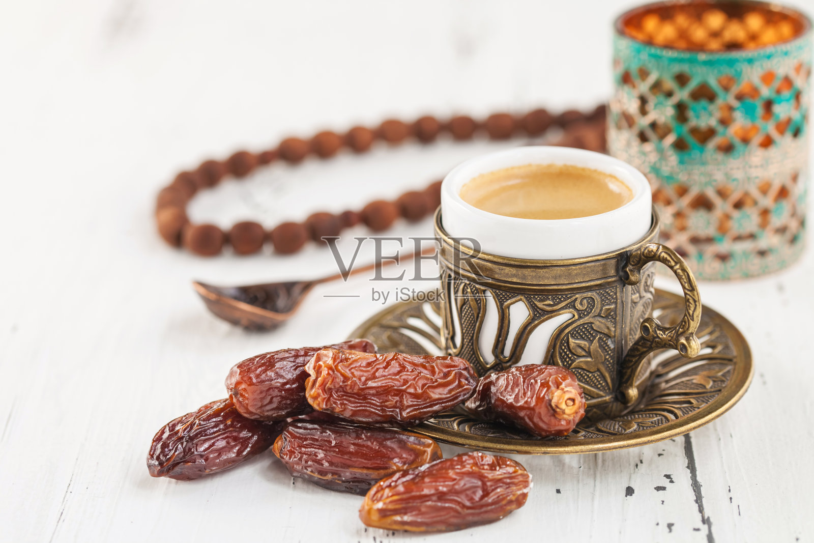 盘子里的干枣和咖啡。照片摄影图片