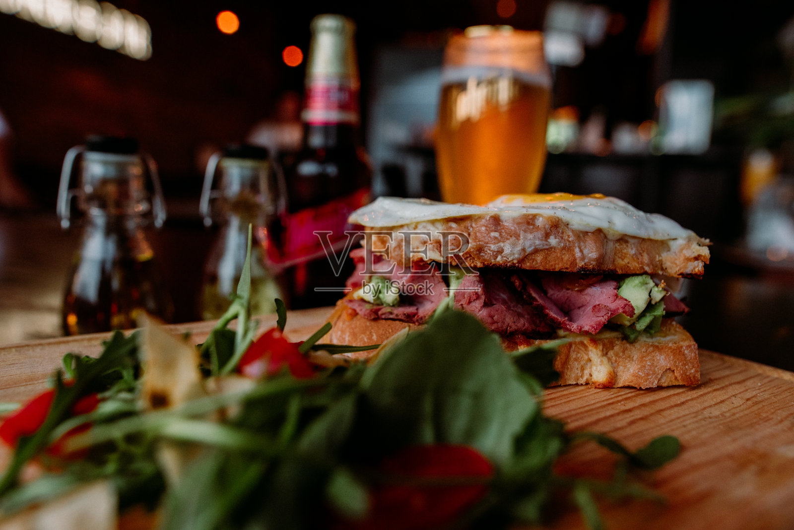 老式的煎蛋和培根三明治照片摄影图片