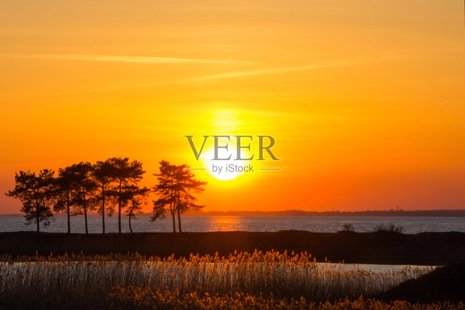 湖上的橙色日落照片摄影图片