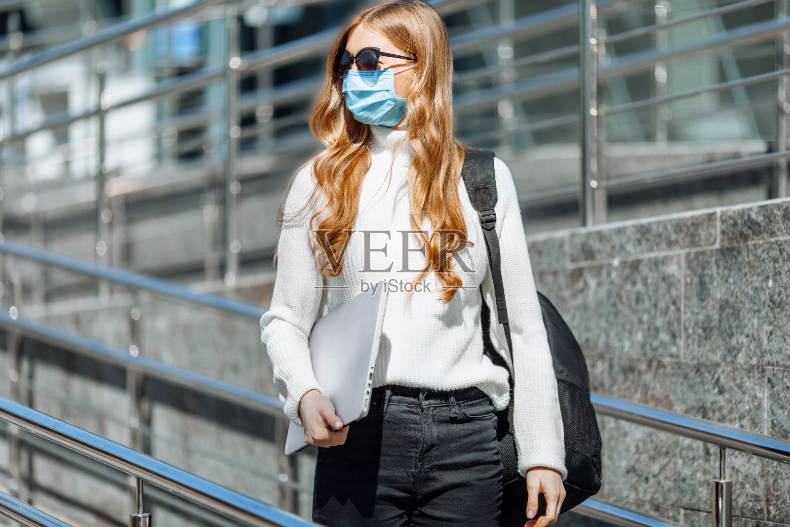 美丽的年轻女孩戴着冠状病毒面具,学生在教育上的羡慕背景,妇女下班后,戴着太阳防护眼镜照片摄影图片