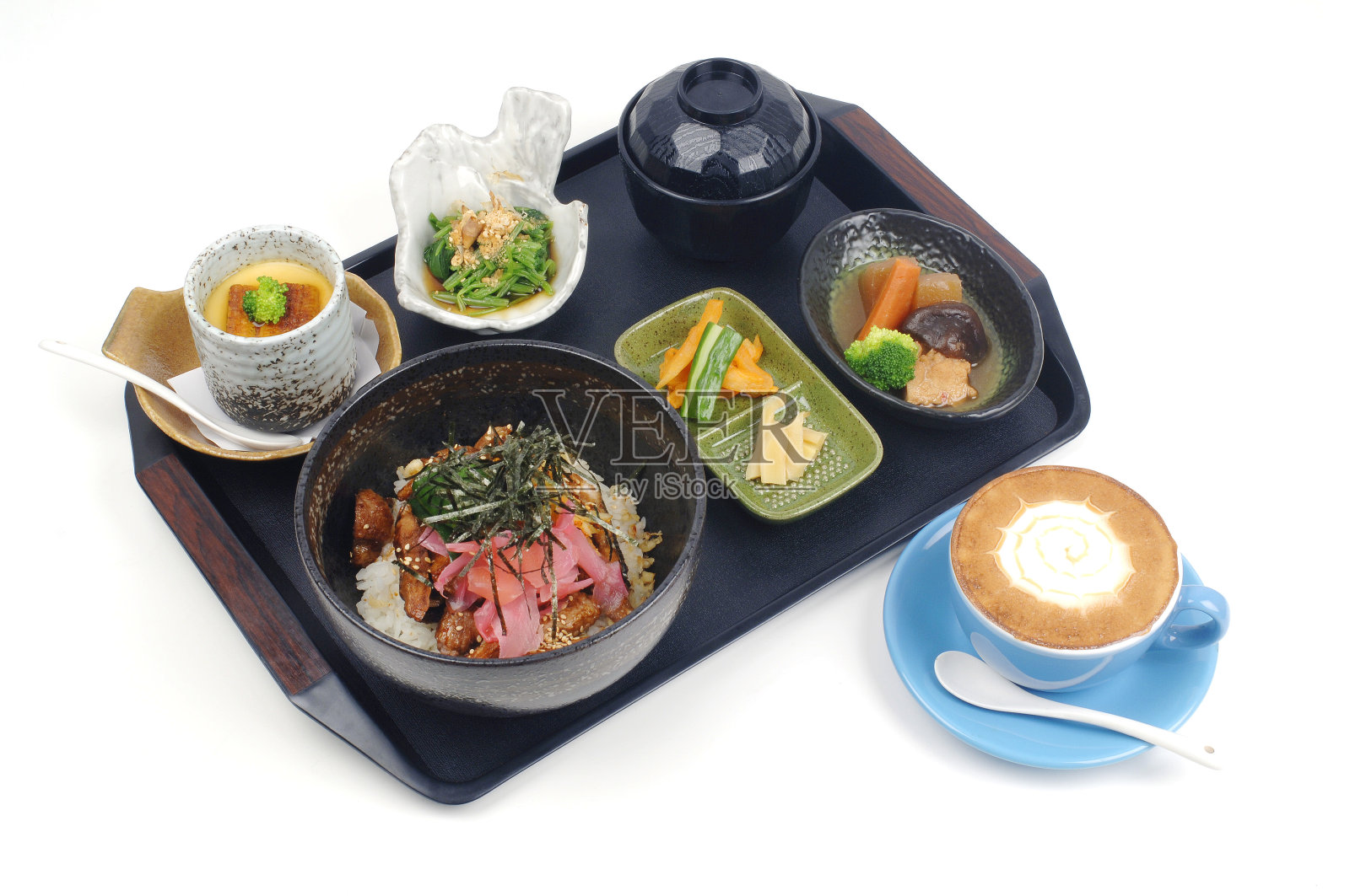 一顿饭的食物肖像,把各种各样的食物装在一个盘子里照片摄影图片