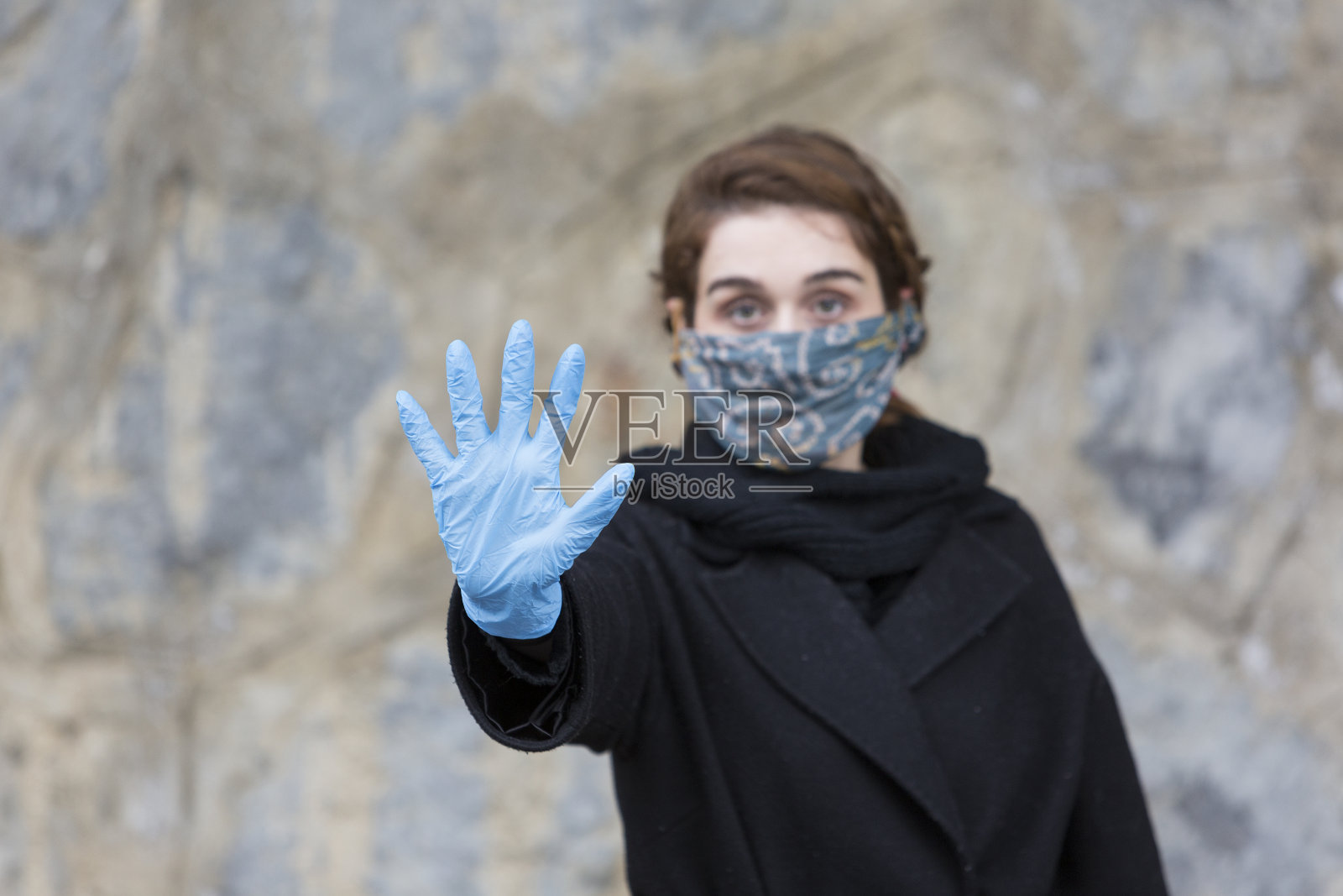 戴自制面膜照片摄影图片