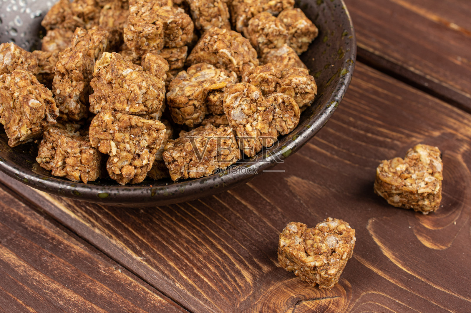 谷物可可心在棕色的木头上照片摄影图片