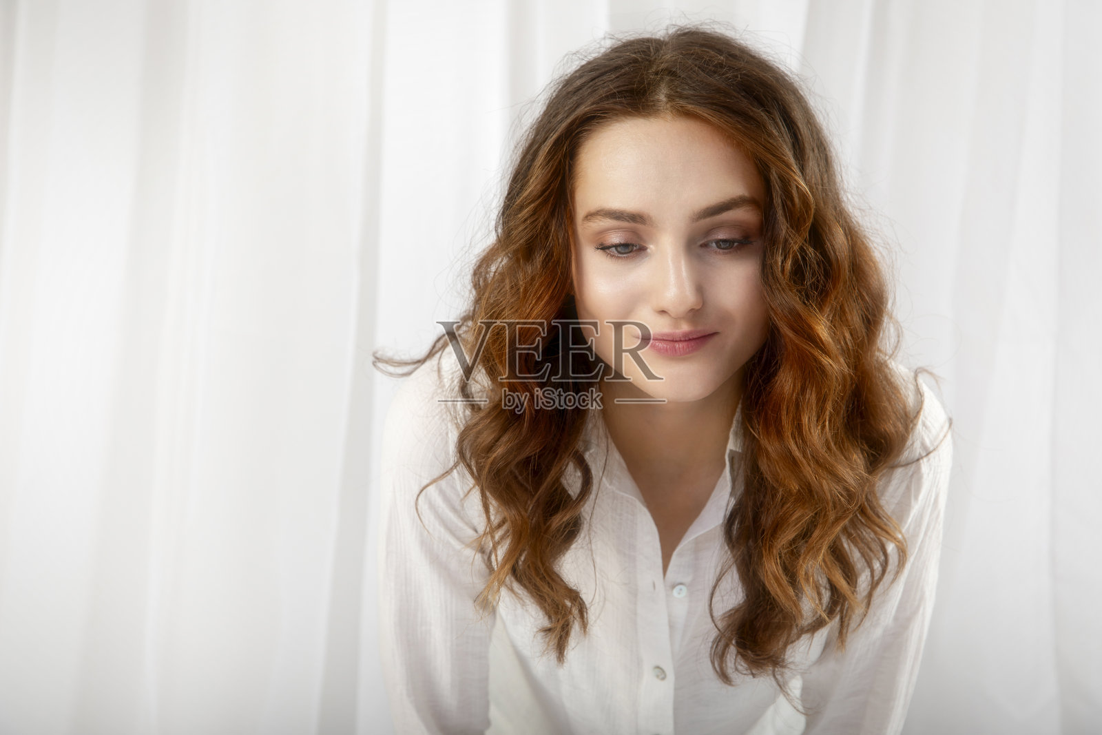 白底上长头发的年轻女子。照片摄影图片