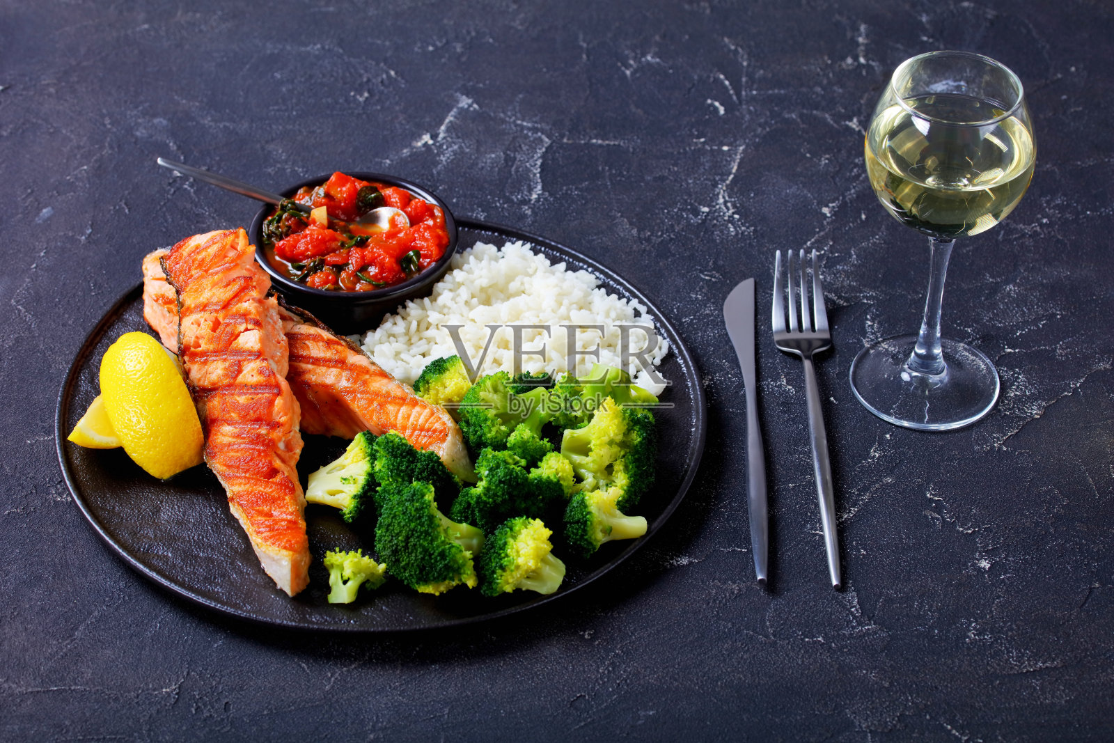 三文鱼排配蒸花椰菜,米饭配番茄和菠菜酱照片摄影图片