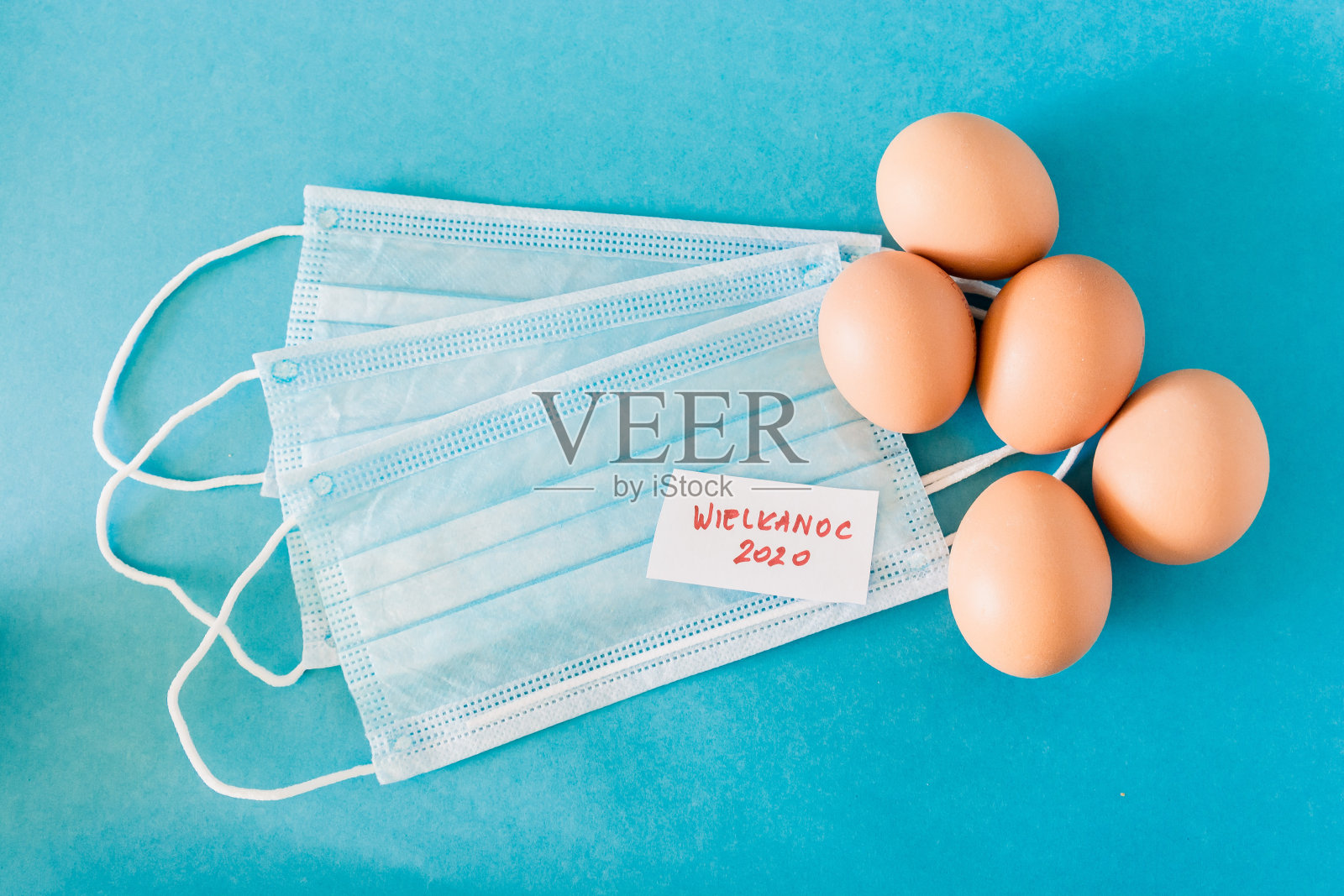 鸡蛋躺在口罩上,木制字母,"wielkanoc"在波兰语中是复活节的意思照片摄影图片