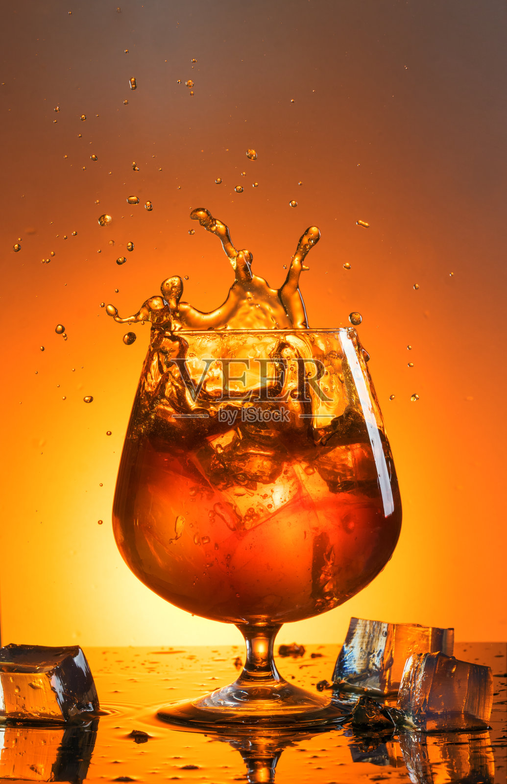 一杯威士忌喷雾照片摄影图片