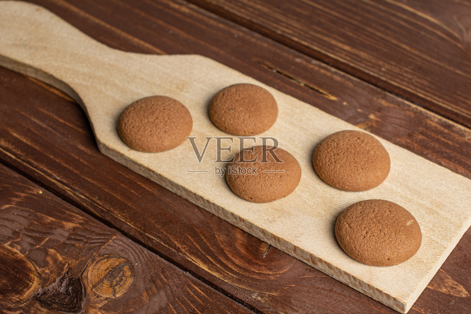 棕色木头上的巧克力海绵饼干照片摄影图片