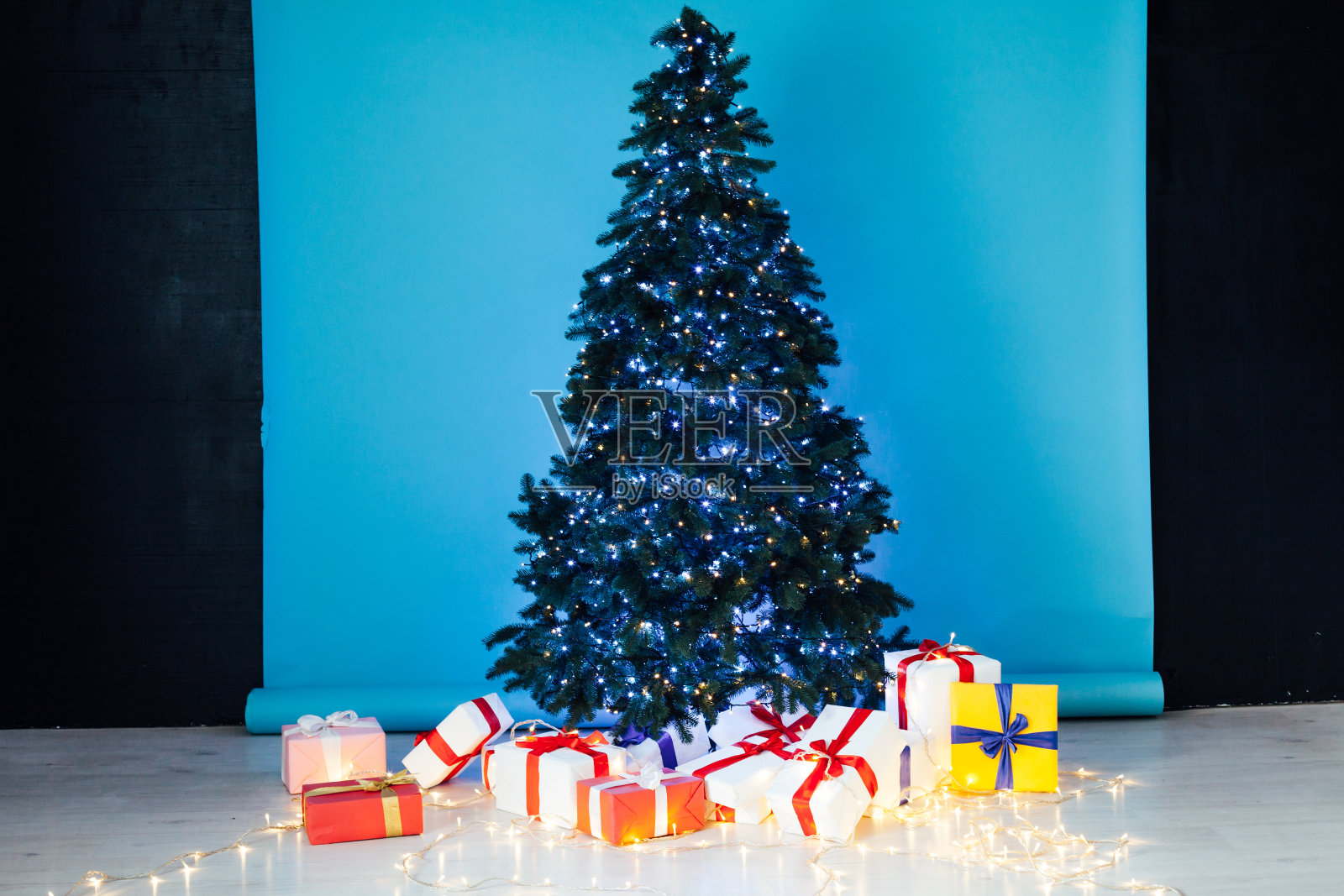 圣诞树与礼物灯花环新年12月照片摄影图片