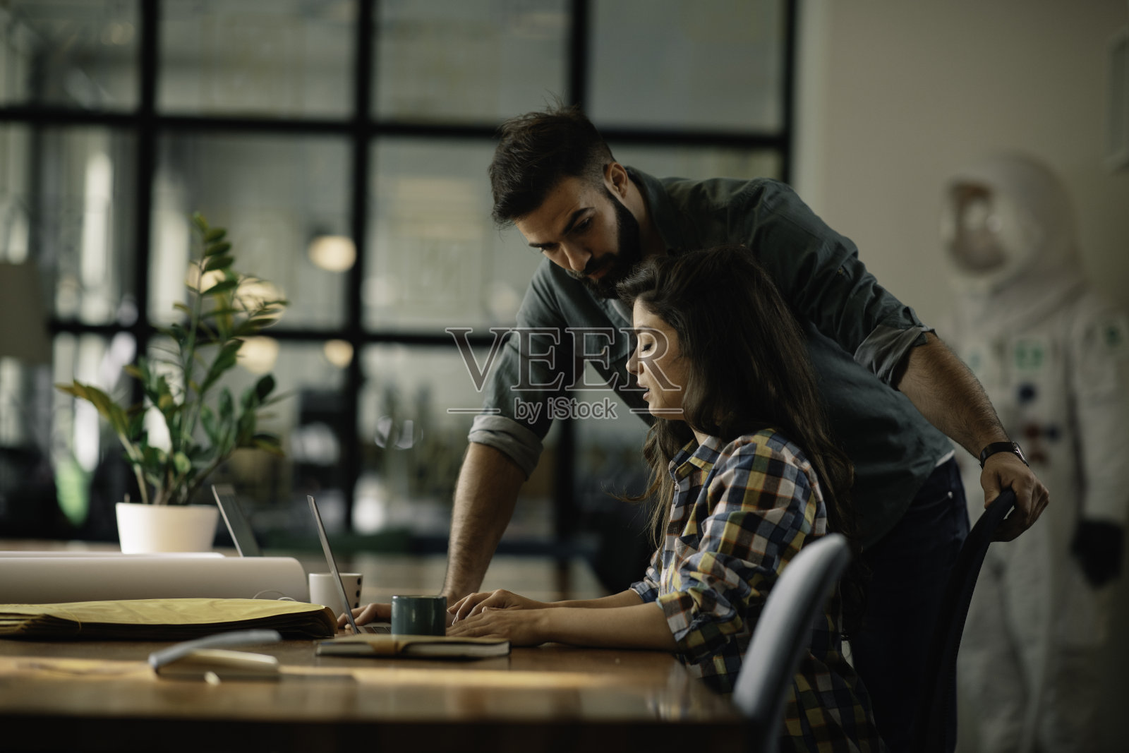 在一个项目上工作的商人和女商人照片摄影图片