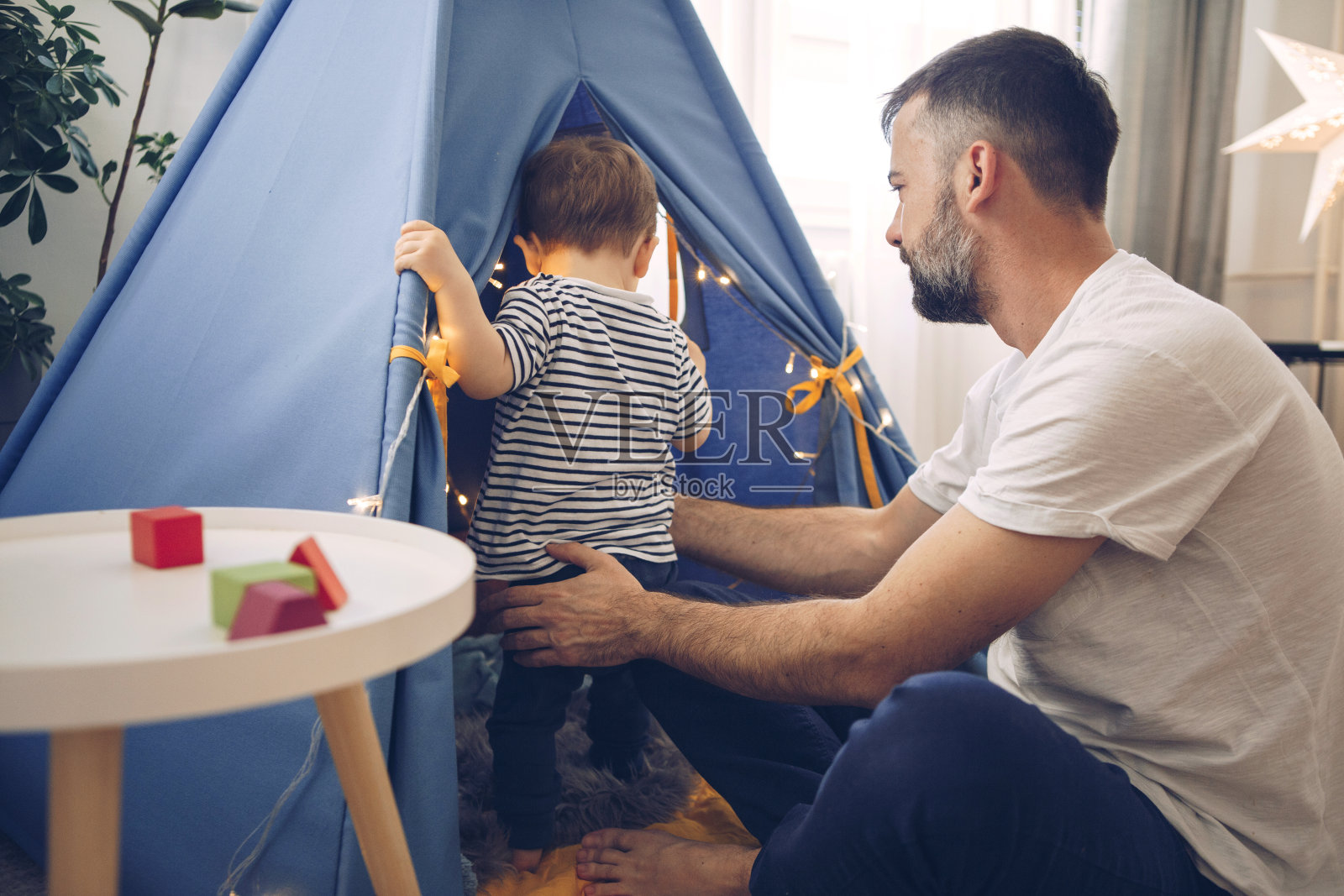 父亲和儿子玩照片摄影图片