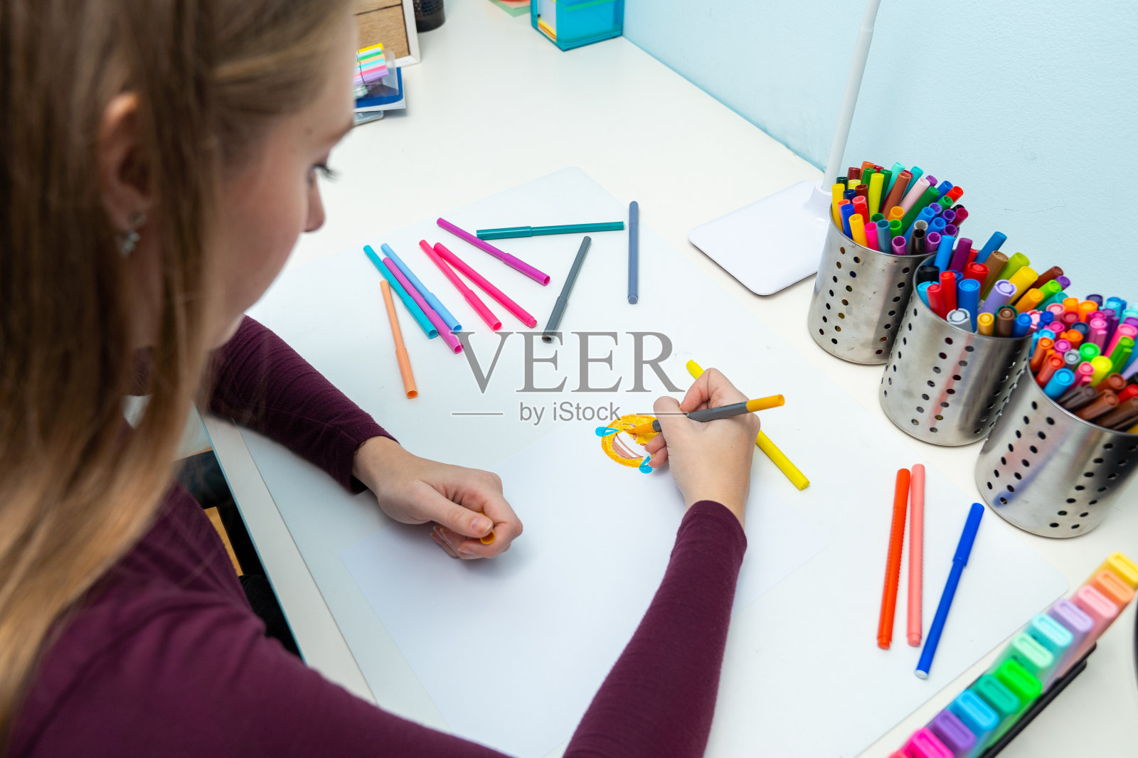 女孩画emojis照片摄影图片